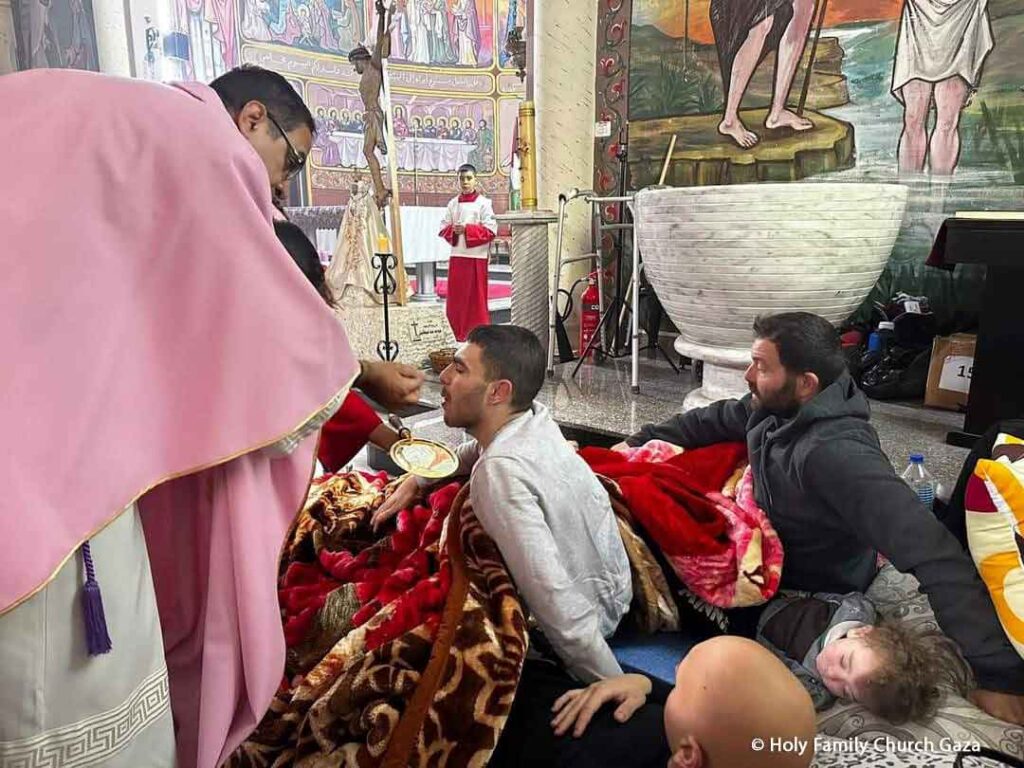 Heridos reciben la Sagrada Comunión en la Parroquia de la Sagrada Familia de Gaza