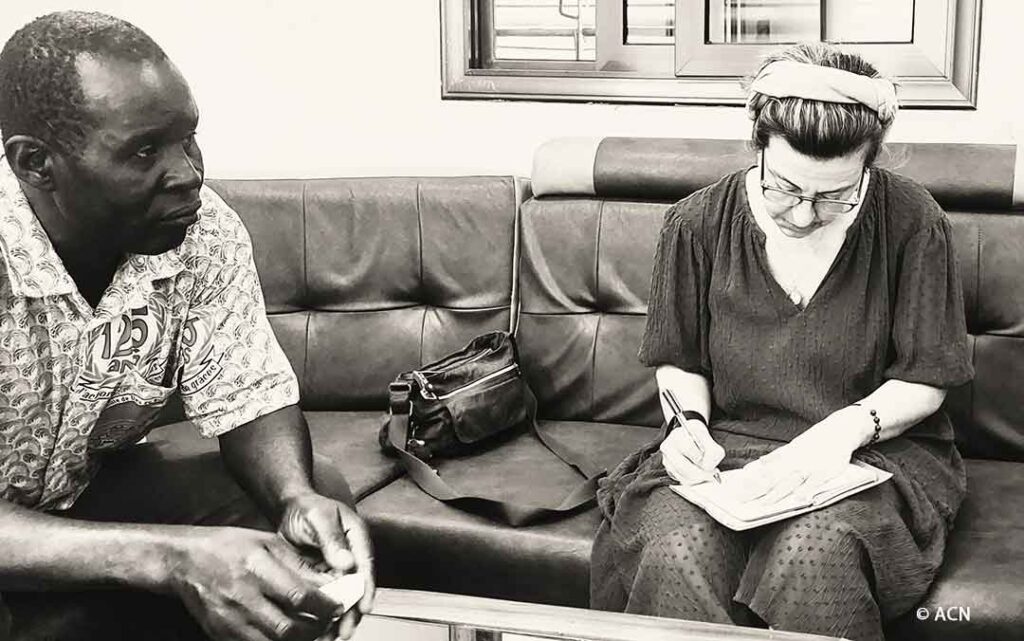 With a delegation from ACN, Maria Lozano (right), the foundation's press officer, travelled to Burkina Faso to get an idea of the current situation in the country. There she met Mathieu, who told her his story