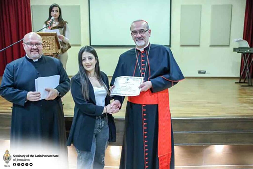 Der Lateinische Patriarch von Jerusalem, Pierbattista Kardinal Pizzaballa, beglückwünscht die Absolventen des  „Spiritual Formation Center“