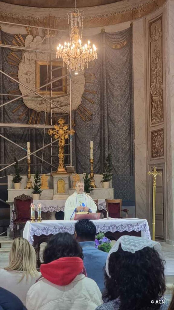 El padre Massimiliano Testi, celebra la Santa Misa en Estambul